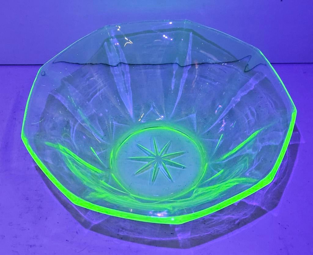 Uranium glas schaaltje, Antiek en Kunst, Antiek | Glas en Kristal, Ophalen of Verzenden