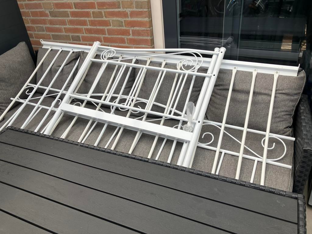 1 persoonsbed van leenbakker 90-200, Huis en Inrichting, Slaapkamer | Bedden, Ophalen, 90 cm, Eenpersoons, Wit