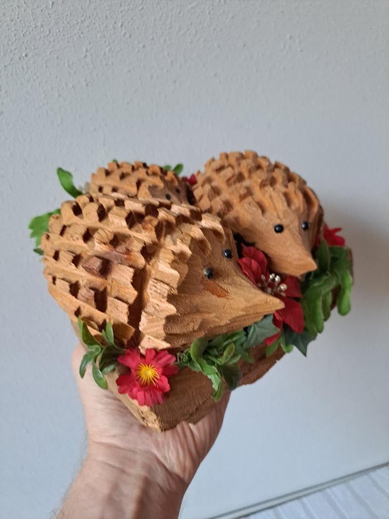 Familie Egel, Hout - stof - kunststof 22x20x11cm, Ophalen of Verzenden, Zo goed als nieuw, Wild dier, Beeldje of Figuurtje