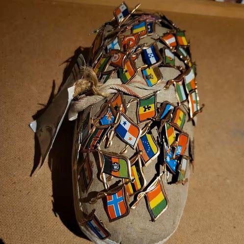 Landenspeldjes plus speldenkussen, Ophalen of Verzenden