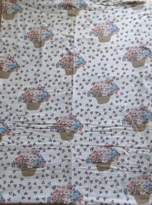 Vintage lap stof creme mt bruine klavertjes en bloemenmanden, Gebruikt, Overige kleuren, Ophalen of Verzenden, 30 tot 120 cm