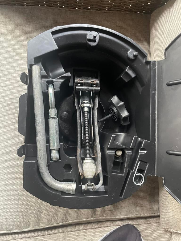 Reservewiel thuiskomer VW of Skoda met gereedschap, Ophalen of Verzenden, Gebruikt, Personenwagen, Banden en Velgen