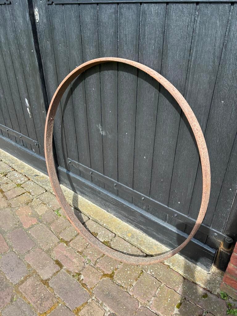 Oud groot ijzeren wielband van kar, Ophalen