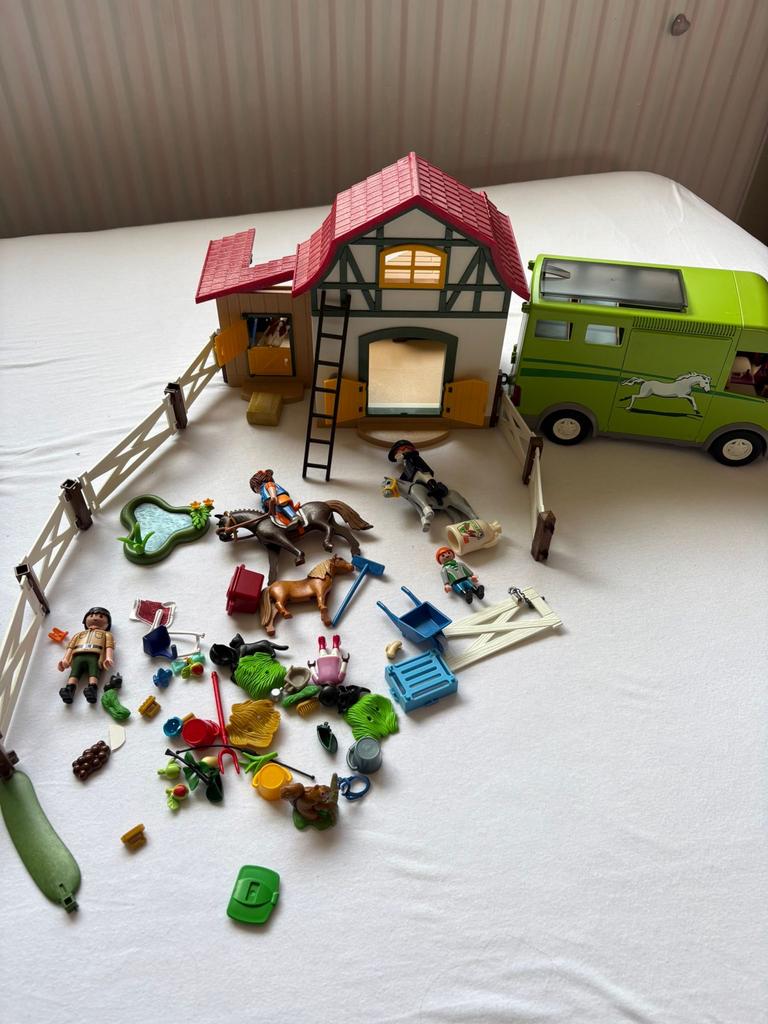 Playmobil paarden vrachtwagen + paardenstal, Ophalen, Gebruikt, Complete set