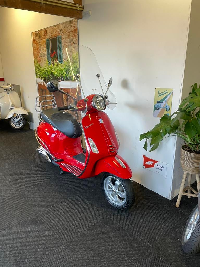 Vespa Primavera 50 4T // 2017 // Rood // Brom 45 KM, Ophalen, Overige modellen, Maximaal 45 km/u, Zo goed als nieuw
