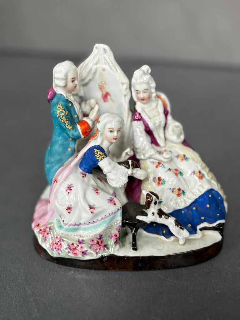 Antiek porseleinen beeldje met figuren en hond, Antiek en Kunst, Antiek | Porselein, Ophalen of Verzenden