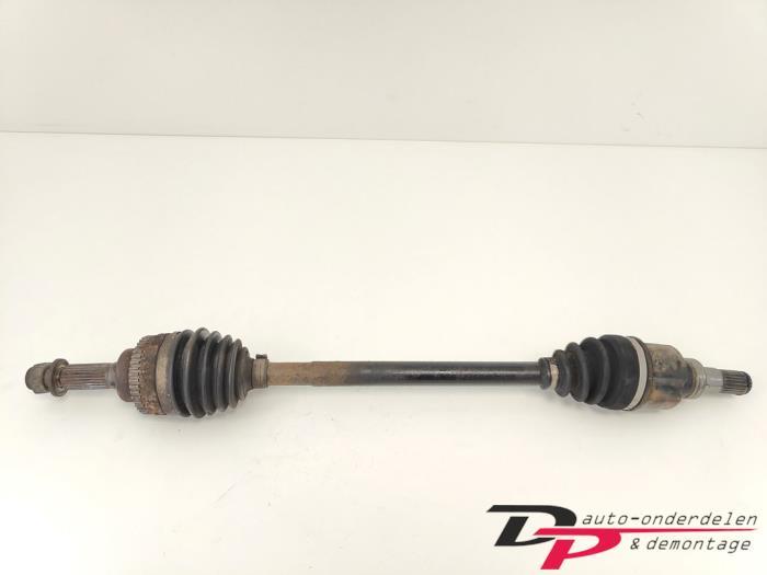 Aandrijfas links-voor van een Suzuki Alto