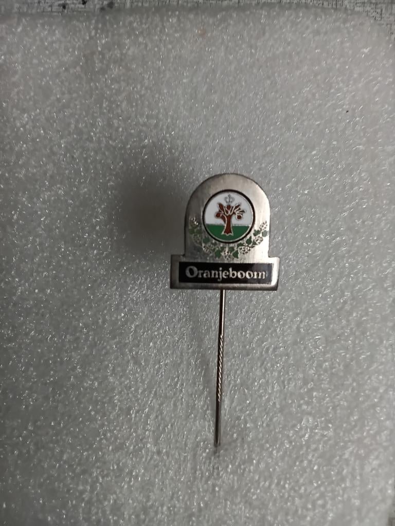 Een vol metalen speldje van Oranjeboom, Verzamelen, Ophalen of Verzenden, Overige onderwerpen