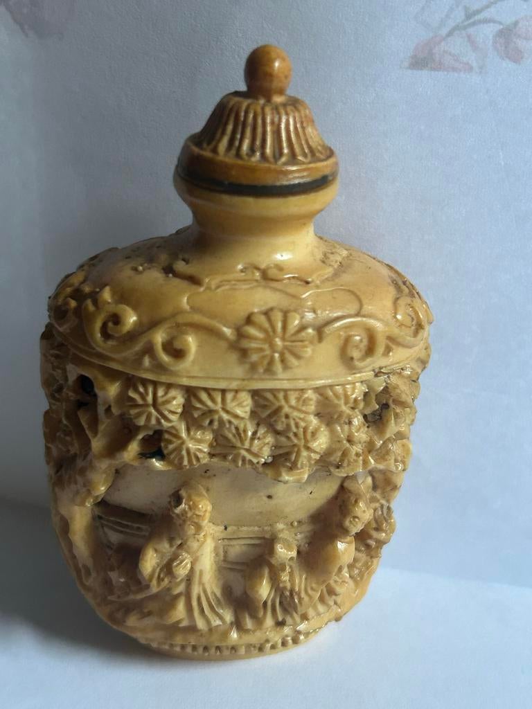 Antiek gesneden ivoren snuifflesje met deksel, Ophalen of Verzenden