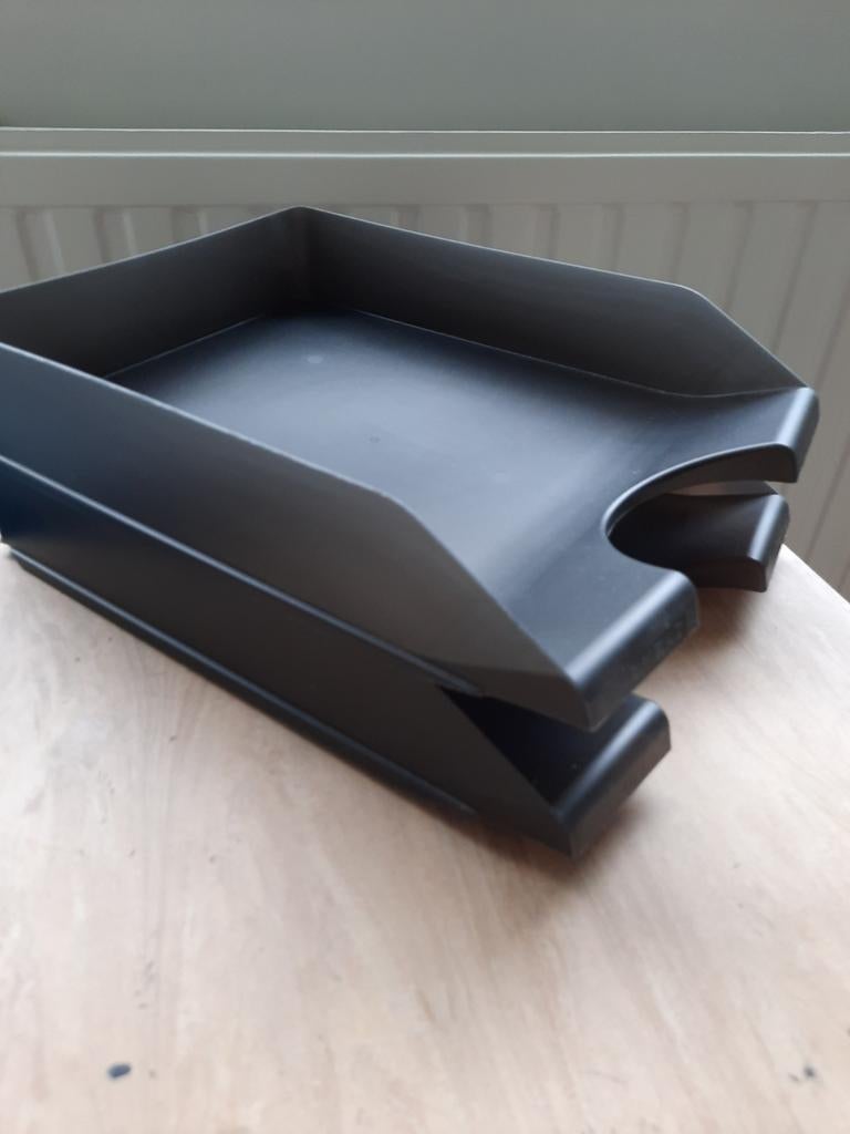 Twee zwarte bureau bakken brievenbakken postbakken, Diversen, Bureau-accessoires, Ophalen of Verzenden