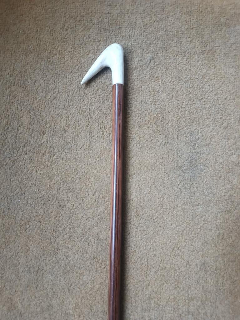 Oude wandelstok met gewei handvat., Ophalen