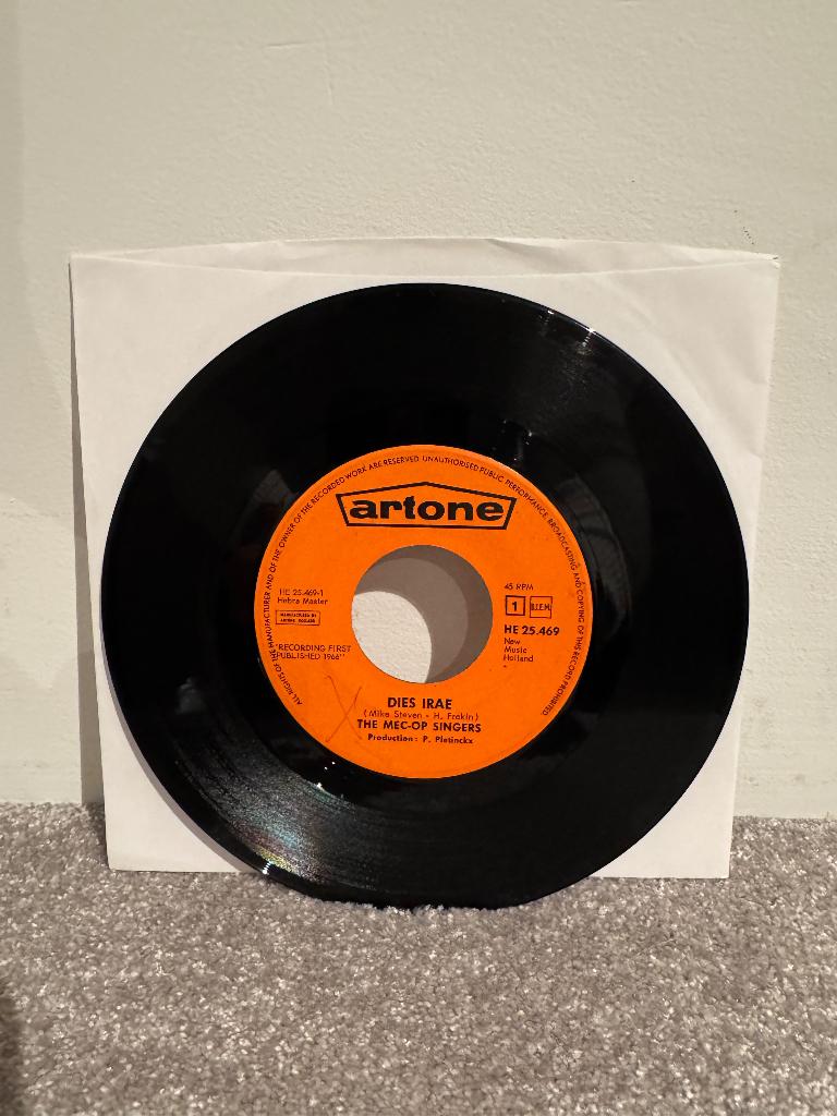 Me-Cop Singers - Dies Irae / Pep Pills, 7 inch, Single, Ophalen of Verzenden, Zo goed als nieuw
