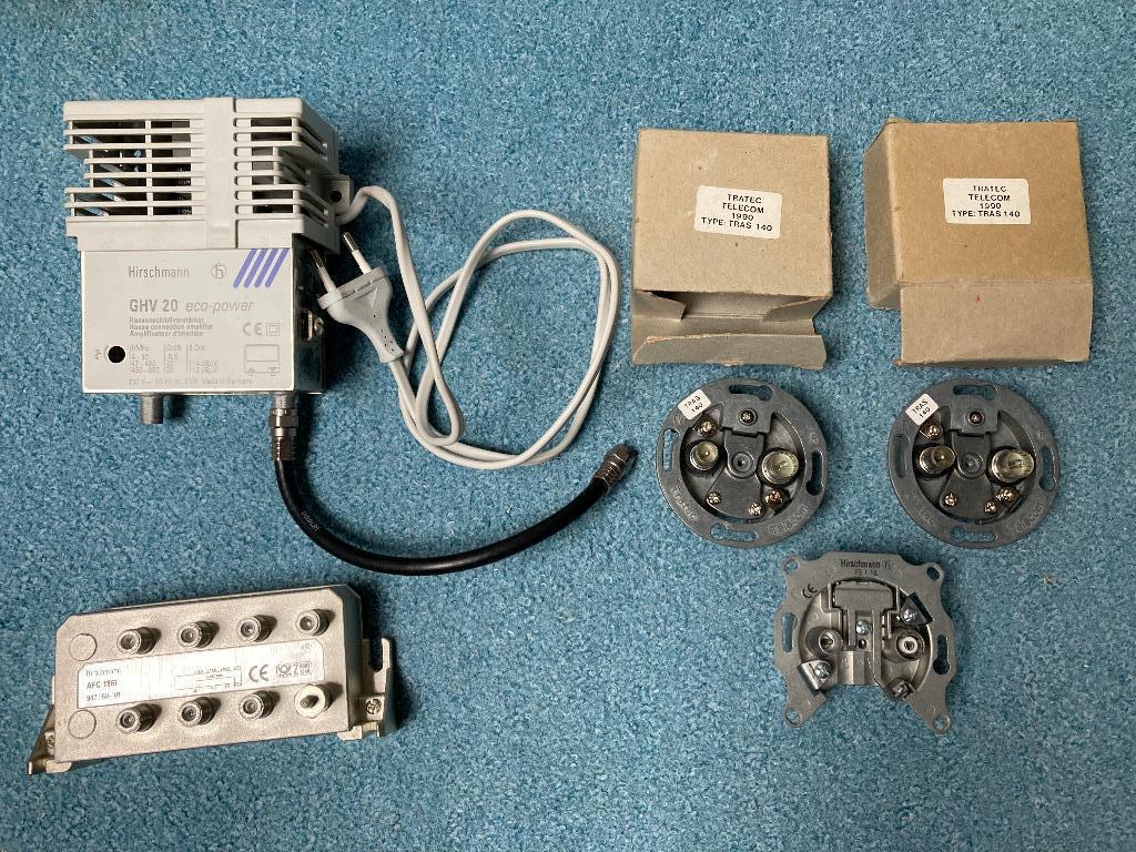 Hirschmann versterker GHV 20, Splitter AFC 1861, 2x Tras 14, Ophalen, Zo goed als nieuw, Minder dan 2 meter, Coaxiale kabel