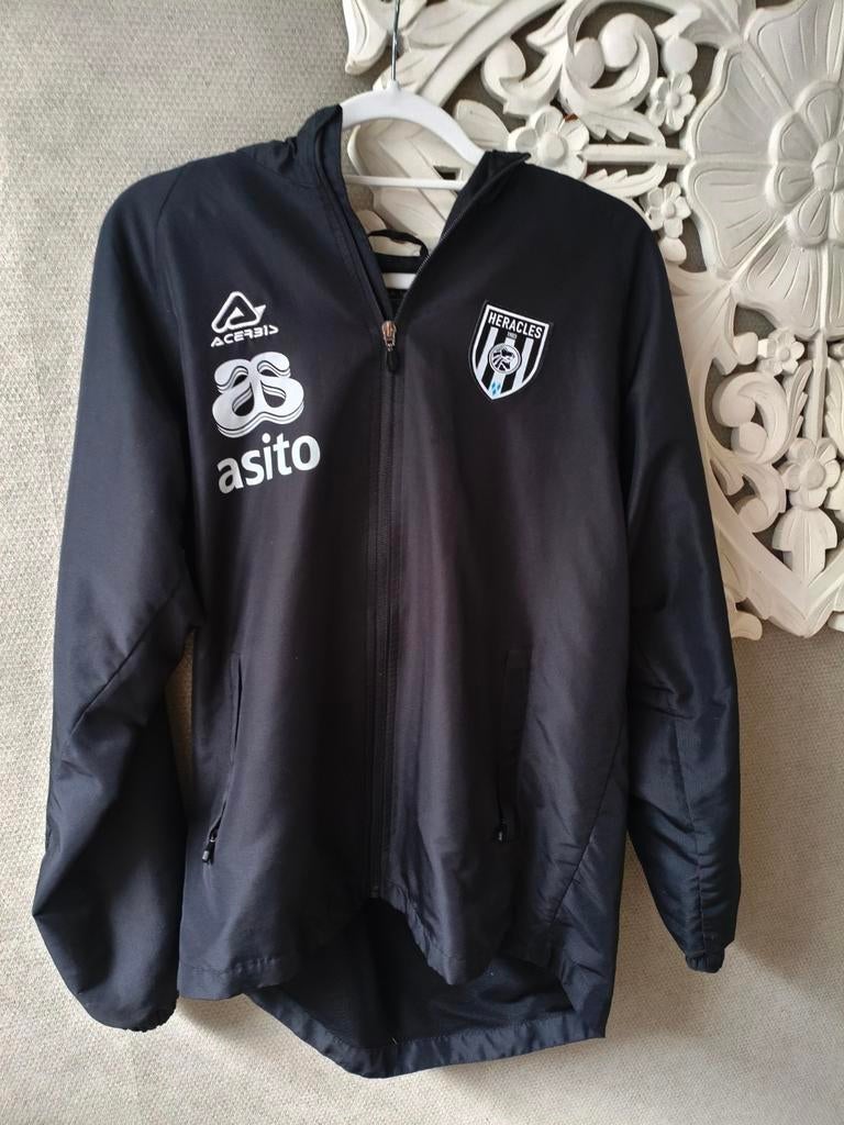 Mooi z.g.a.n. jasje van Heracles Almelo!, Ophalen of Verzenden, Zo goed als nieuw, Maat 48/50 (M), Zwart