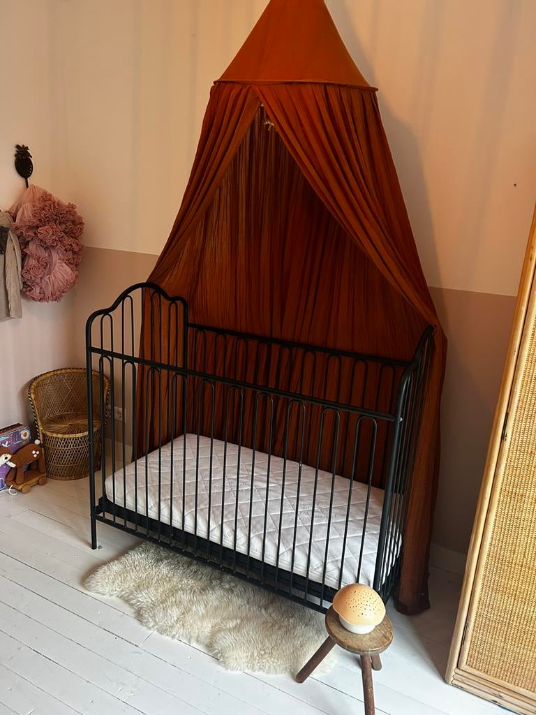 Zwart ijzeren ledikant, Kinderen en Baby's, Kinderkamer | Complete kinderkamers, Ophalen, Zo goed als nieuw, Jongetje of Meisje