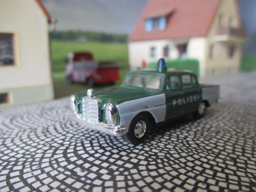 Mercedes Benz W111 220SE Heckflosse - Busch Polizei politie, Hobby en Vrije tijd, Modelauto's | 1:87, Zo goed als nieuw, Auto