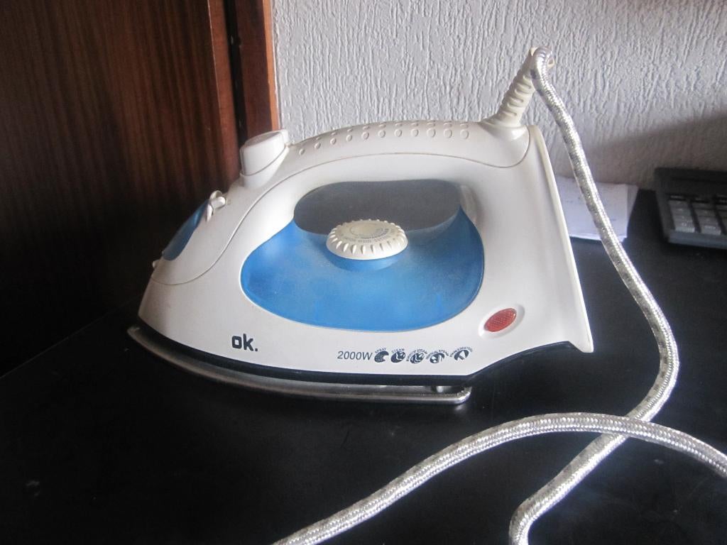 z.g.a.n. STOOMSTRIJKIJZER, Ophalen, Zo goed als nieuw, Strijkijzer met snoer