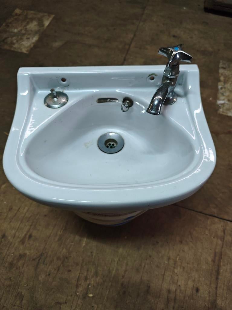 Antiek Klein Wastafeltje, Doe-het-zelf en Verbouw, Sanitair, Ophalen, Zo goed als nieuw, Steen, Wastafel