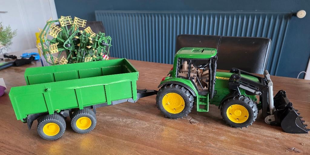 Bruder trekker met voorlader en kar, en giertank te koop., Ophalen of Verzenden, Gebruikt, Overige merken