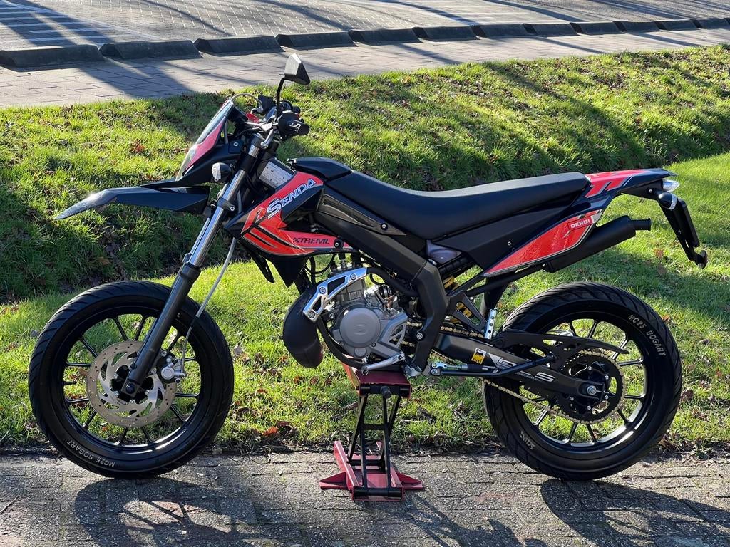 Derbi Senda Extreme | 2015 | maar 1000KM, Fietsen en Brommers, Brommers | Derbi, Ophalen, 6 versnellingen, Maximaal 45 km/u, Zo goed als nieuw