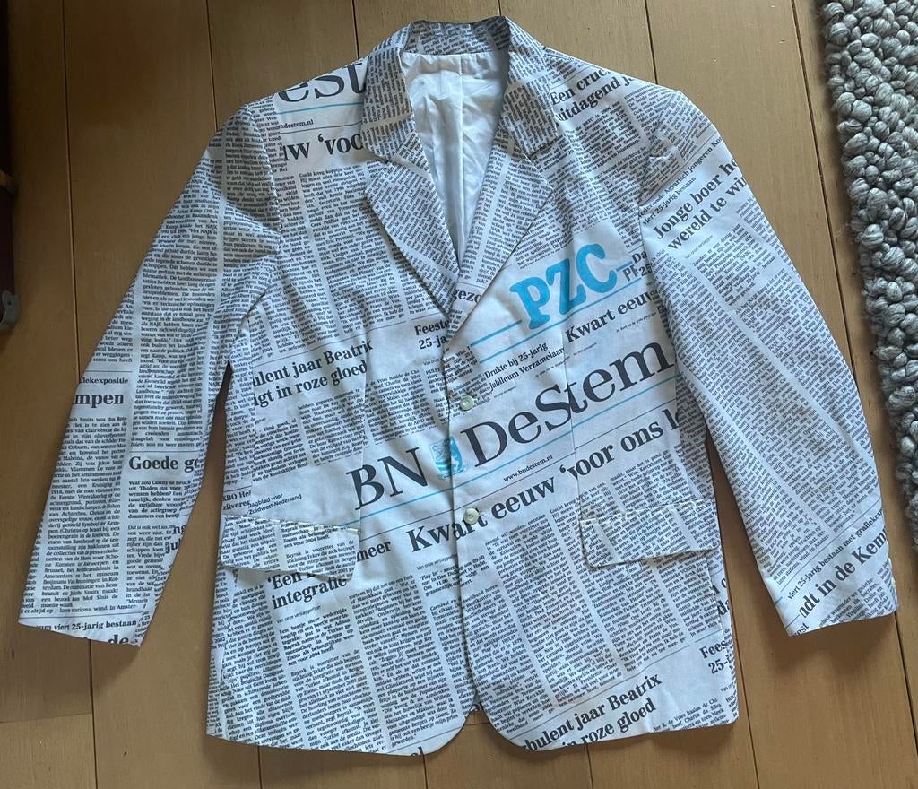 Blazer jasje krant bn/de stem pzc carnaval, Carnaval, Overige maten, Ophalen of Verzenden, Zo goed als nieuw