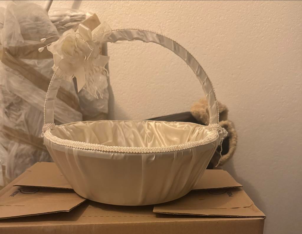 Witte mand met hendel voor bruiloft presentjes, Huis en Inrichting, Woonaccessoires | Schalen en Manden, Zo goed als nieuw, Mand