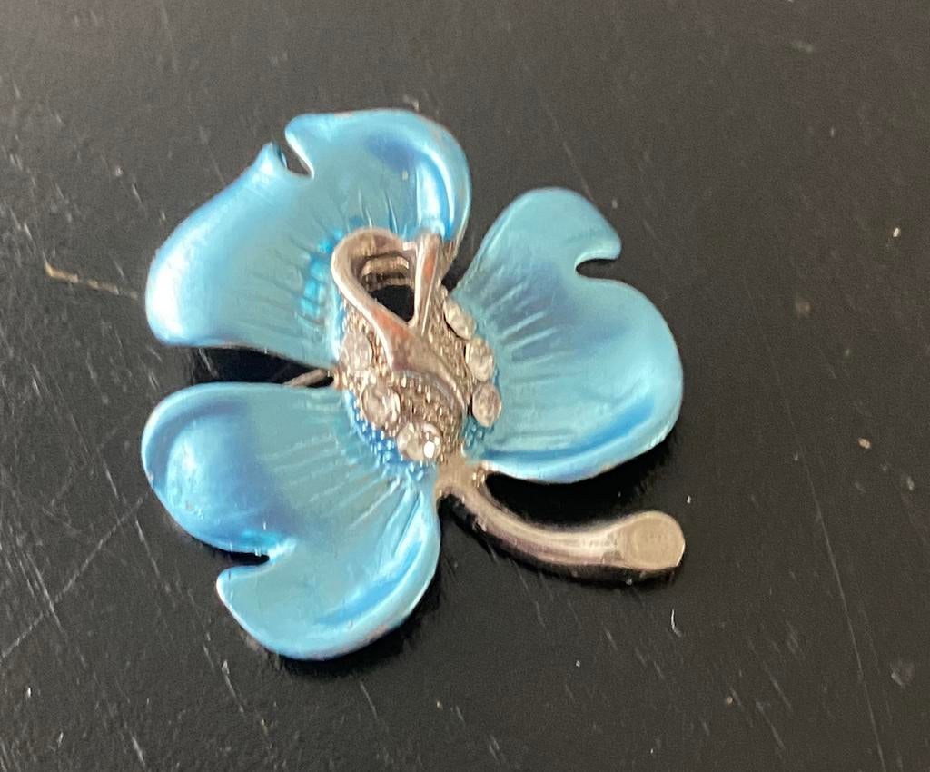 Vintage geëmailleerde orchidee broche, Ophalen of Verzenden, Zo goed als nieuw, Blauw, Overige materialen