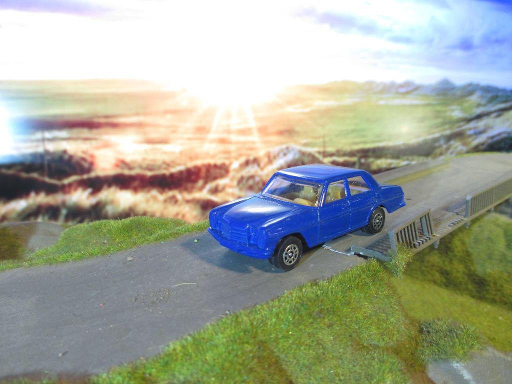 1:64 Mercedes Benz /8 W114 / W115 - Corgi Juniors blauw, Hobby en Vrije tijd, Modelauto's | Overige schalen, Gebruikt, Auto, Ophalen of Verzenden