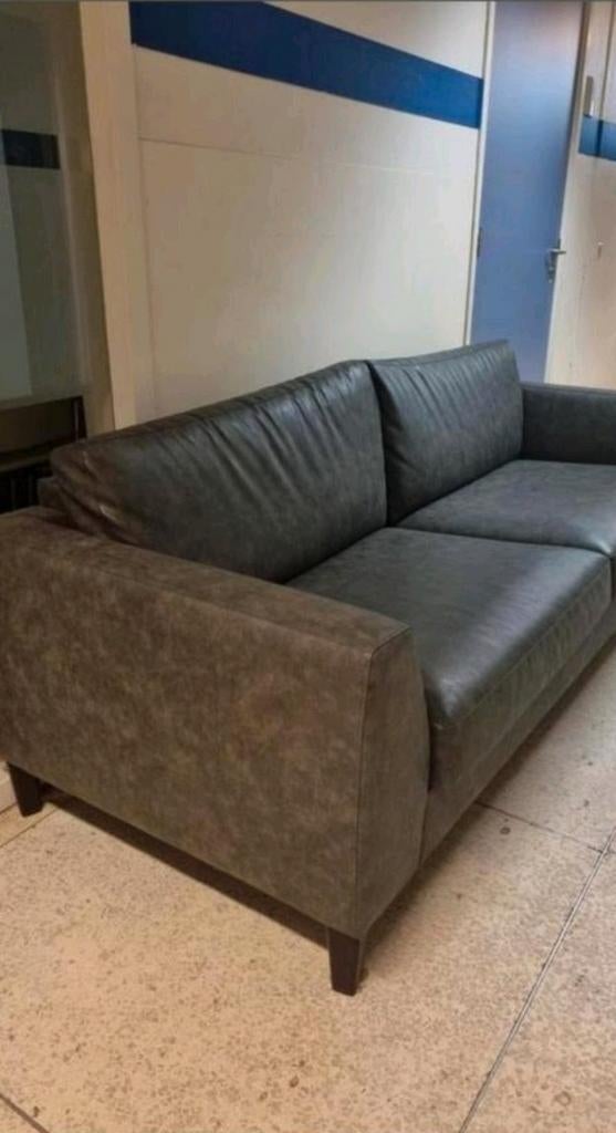 Grijze leerachtige bank BLOM interieurs, Ophalen, Driepersoons, 75 tot 100 cm, Zo goed als nieuw
