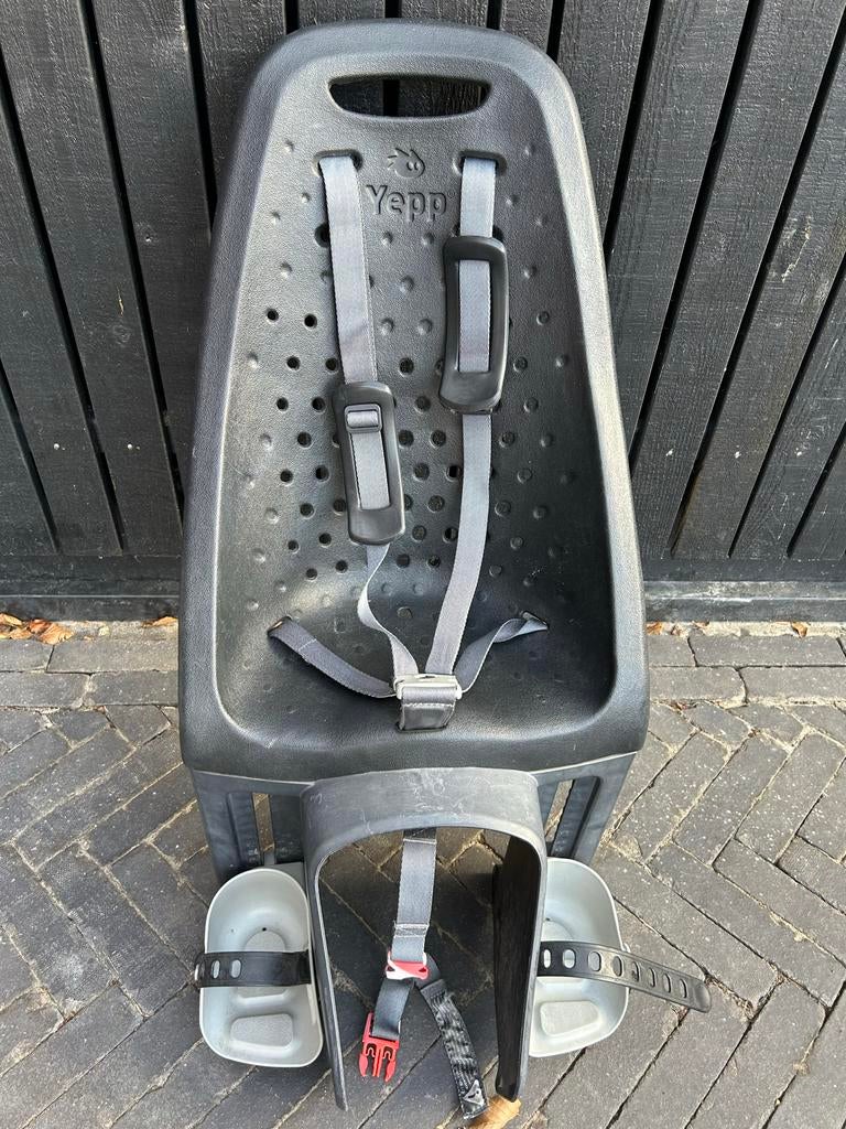 Yepp fietsstoeltje voor achterop, Fietsen en Brommers, Fietsaccessoires | Fietsstoeltjes, Ophalen, Gebruikt, Achterzitje, Voetsteuntjes