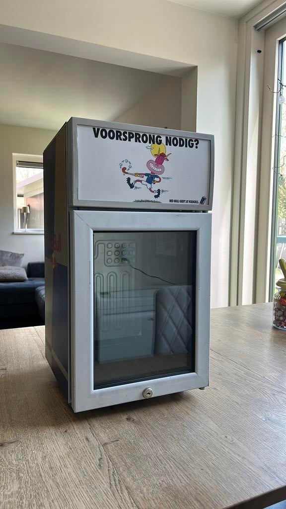 Red bull mini koelkast  buiten 35x30x55  binnenkant 22x22x32, Witgoed en Apparatuur, Koelkasten en IJskasten, Ophalen, Minder dan 75 liter