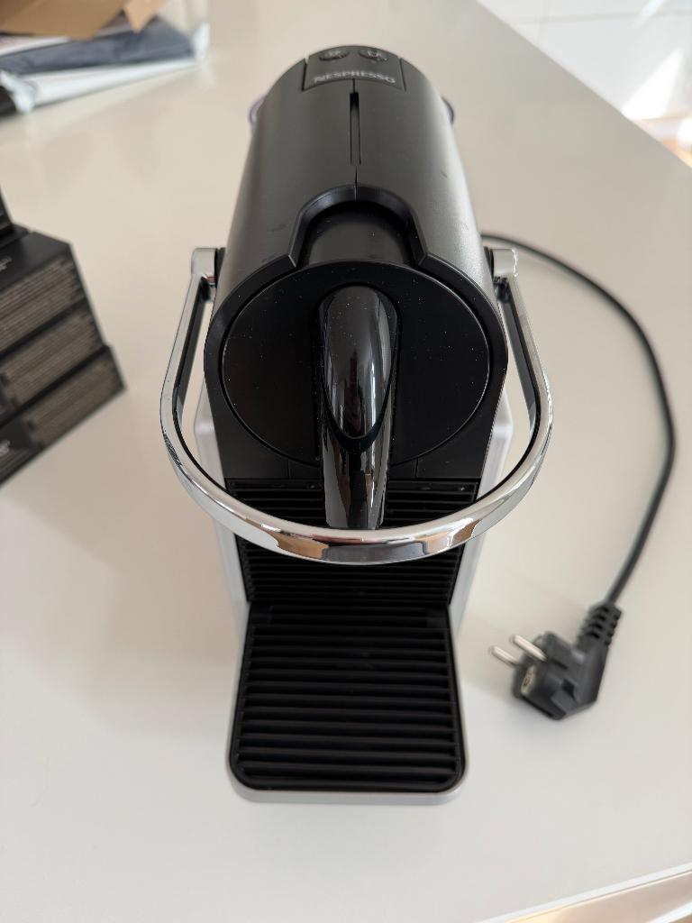 Nespresso Pixie Silver, 4 maanden jong, Koffiemachine, Ophalen of Verzenden, Zo goed als nieuw, 1 kopje