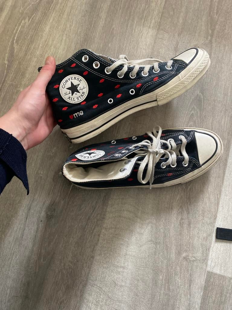 Converse All Stars met geborduurde lipjes, Kleding | Dames, Schoenen, Ophalen of Verzenden, Gedragen, Zwart, Sneakers of Gympen