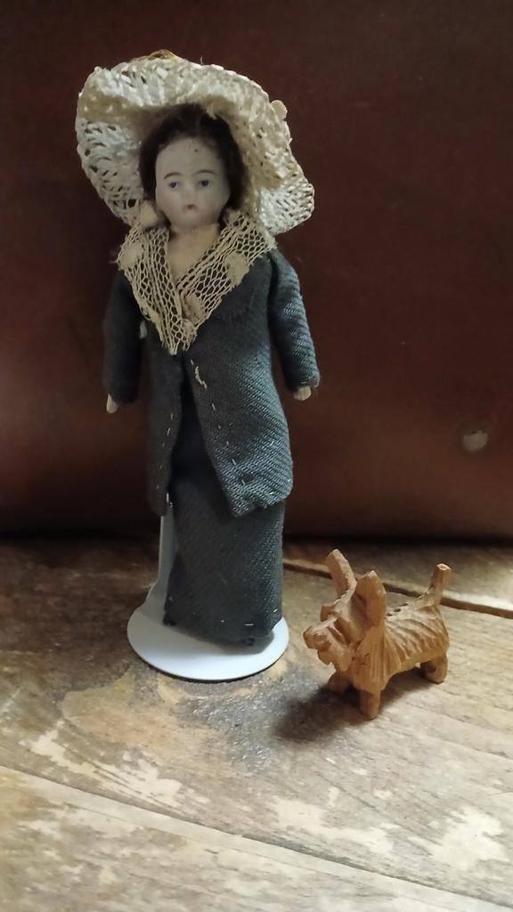 Antiek poppenhuis dame met hondje, Ophalen of Verzenden