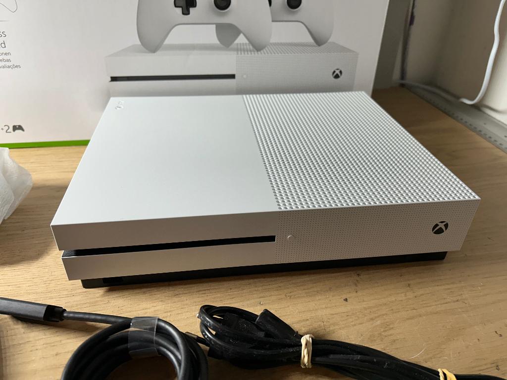 Xbox one S 1TB 2 Controllers in Doos Als nieuw, Ophalen of Verzenden, Zo goed als nieuw, 1 TB, Met 2 controllers