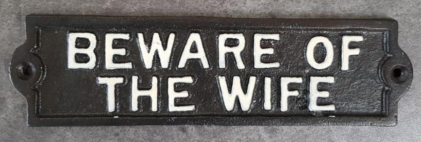Beware of the wife zwaar gietijzer bordje voor in de mancave, Reclamebord, Gietijzeren borden, Ophalen of Verzenden, Zo goed als nieuw