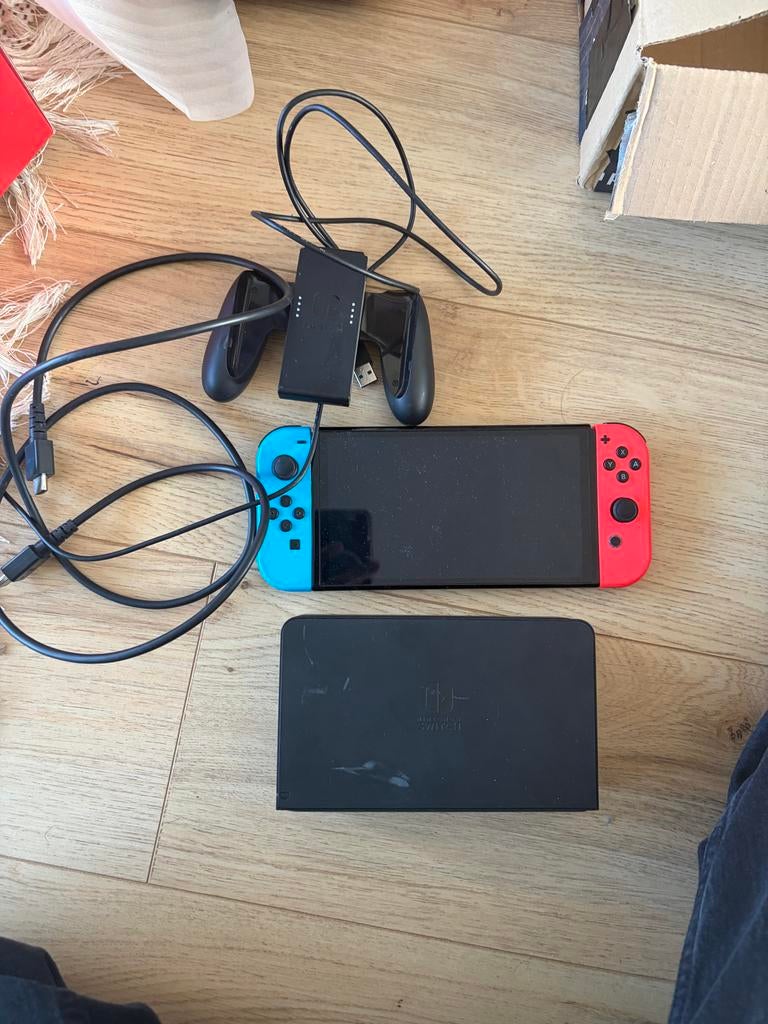 Nintendo Switch OLED met hoes, Switch OLED, Sn, Met 2 controllers, Sn