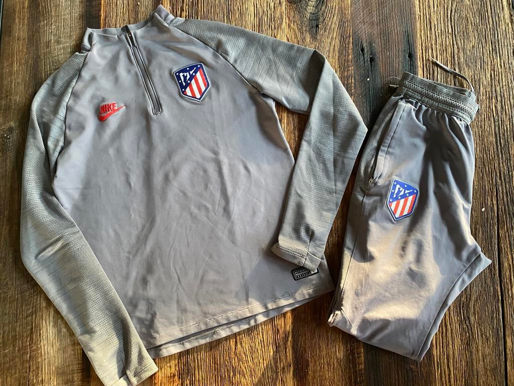 Nike Atletico Madrid Trainingspak - Gedragen, Kinderen en Baby's, Kinderkleding | Maat 146, Ophalen of Verzenden, Gebruikt, Jongen of Meisje