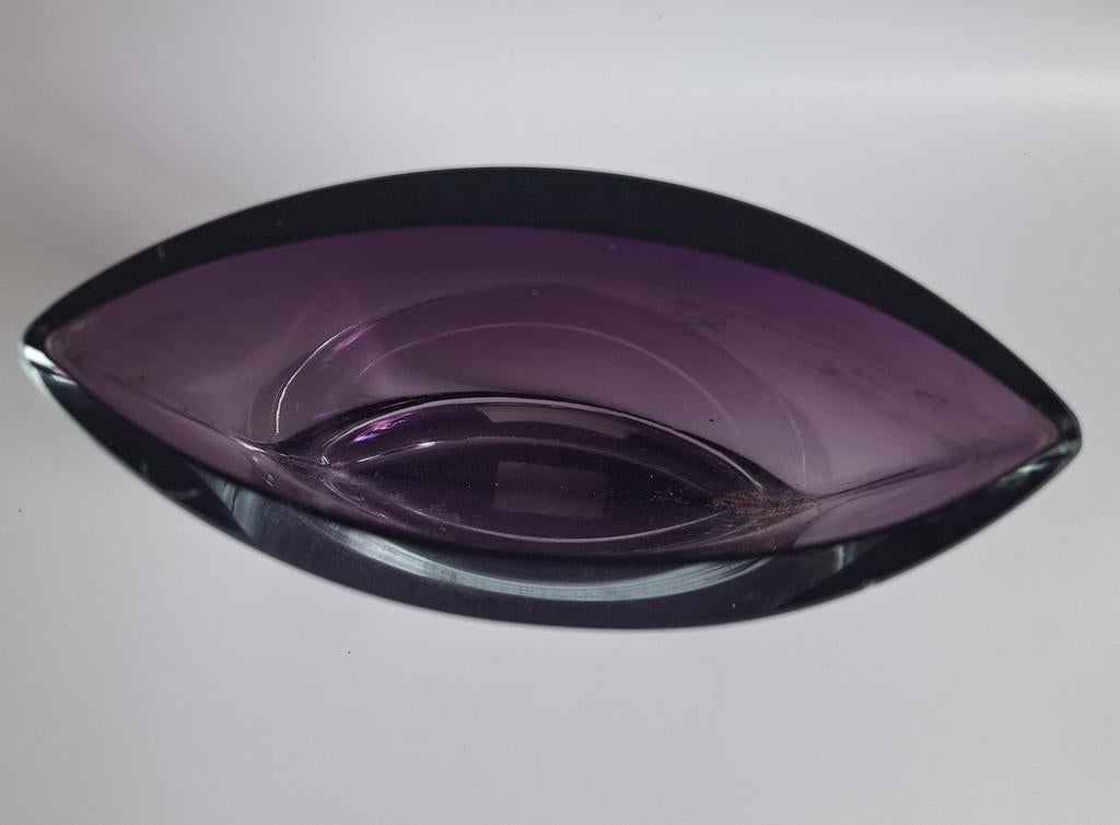 Paarse vaas Krosno glas;
18 x 17 x 7,5 cm
1760 gram, Ophalen of Verzenden