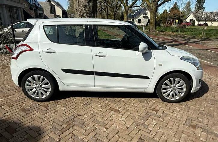 Suzuki Swift 1.2 5-D 2013 Wit, Auto's, Voorwielaandrijving, 4 cilinders, 400 kg, Origineel Nederlands