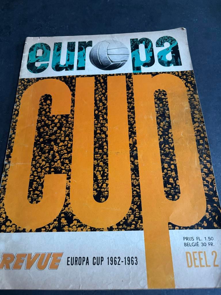 Voetbal Boek Europa Cup Revue 1962-1963 Deel 2, Ophalen of Verzenden, Gelezen, Balsport