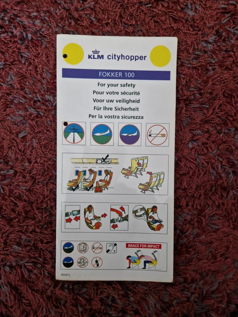 KLM Cityhopper Fokker 100 veiligheidskaart, Verzamelen, Ophalen of Verzenden, Kaart, Foto of Prent