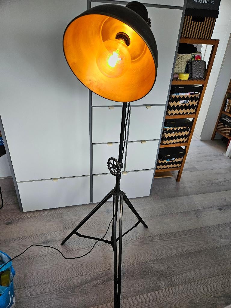 Vloerlamp Jolon Driepoot Zwart-antiek Brons, Ophalen, Zo goed als nieuw, Antiek, stoer, retro, vintage, Metaal