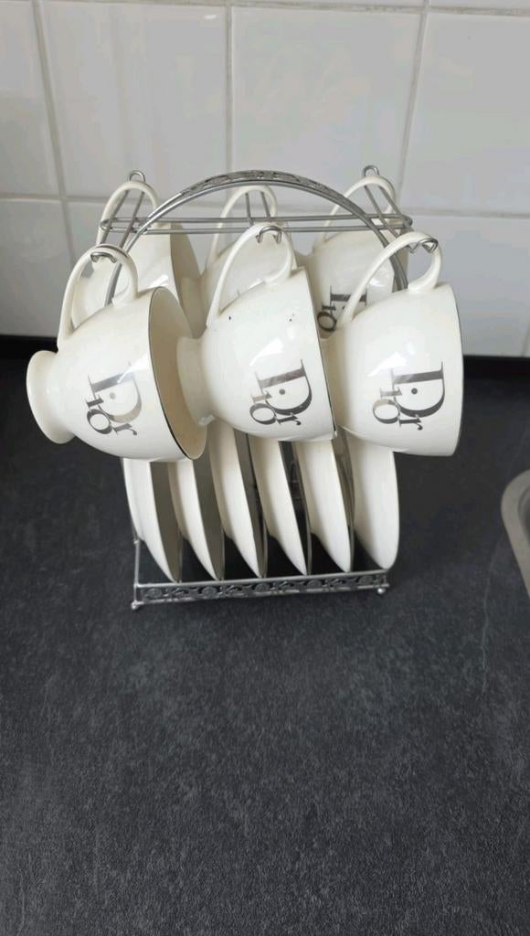 Kop en schotel dior, Ophalen