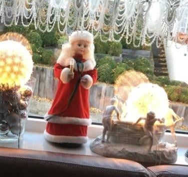 Kerstvrouw Op Baterijen. Met Muziek En Kaarsje Lichtje., Diversen, Kerst, Ophalen of Verzenden