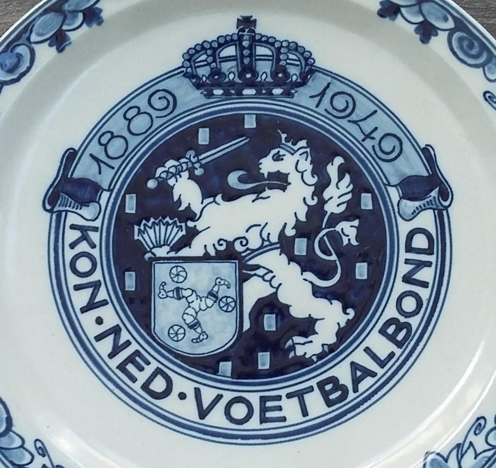 Jaar 1949 Wandbord Makkum Jubileum Voetbalbond 60 jaar, Ophalen of Verzenden