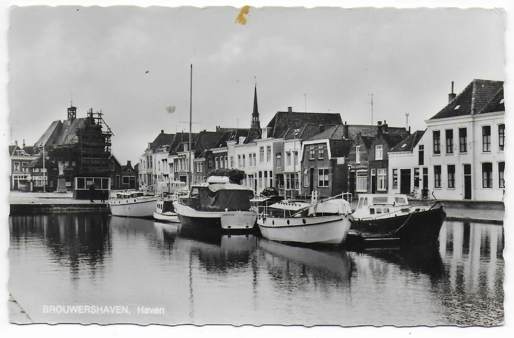 Brouwershaven Ongelopen Ansichtkaart (B6855), Ophalen of Verzenden, 1940 tot 1960, Ongelopen