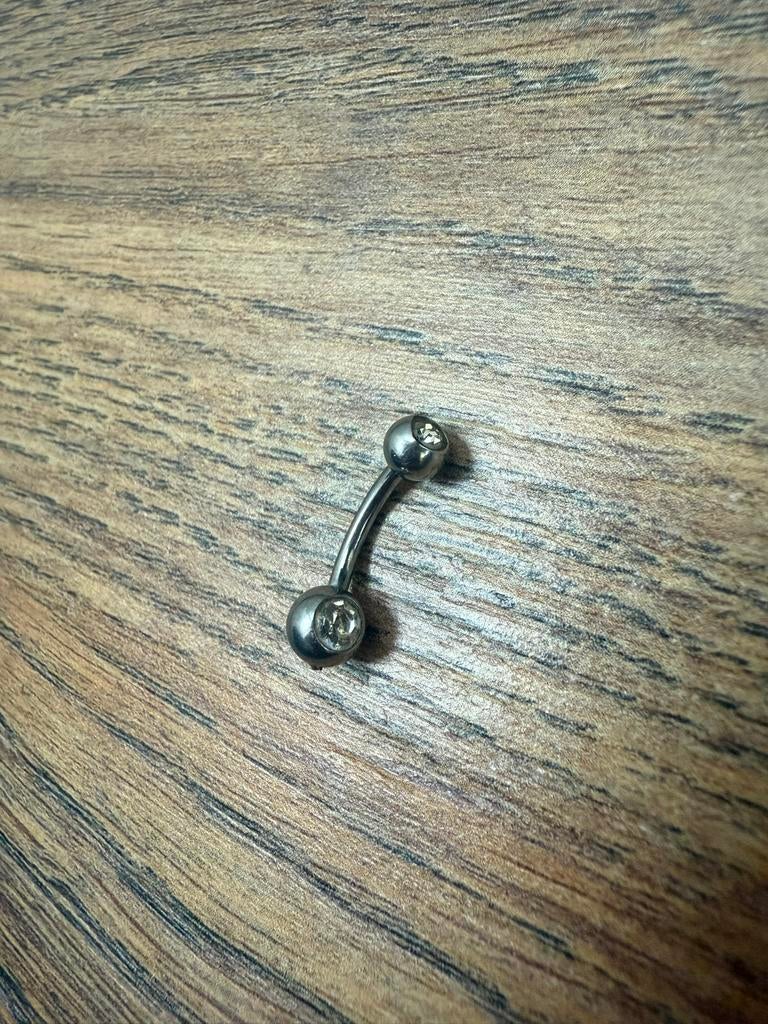 Zilvere navelpiercing met twee strass steentjes, Sieraden, Tassen en Uiterlijk, Piercings, Navelpiercing, Ophalen of Verzenden