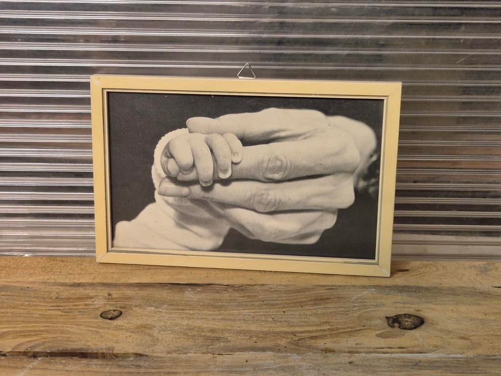 Oude brocante prent/schilderij met handen, Ophalen of Verzenden