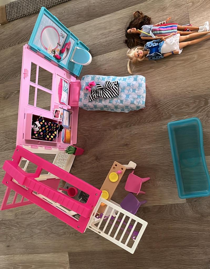 Barbie Poppenhuis met accessoires en poppen, Ophalen of Verzenden, Gebruikt, Poppenhuis